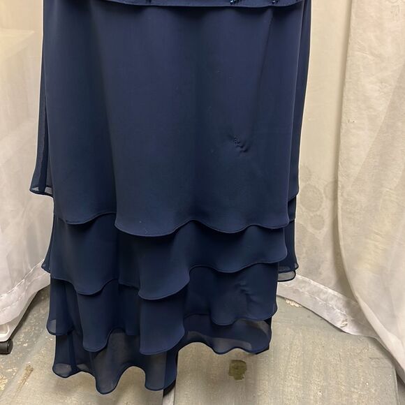 Beautiful two-piece dress size 12, lightweight, gorgeous, sequin working - Picture 3 of 13